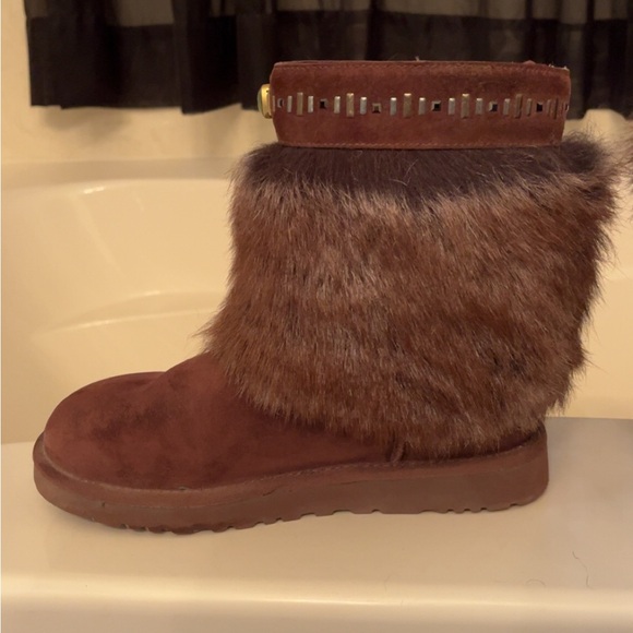 UGG SUEDE BROWN VILET TOSCANA CUFF BLING BOOTS

Size 7 - Picture 3 of 4